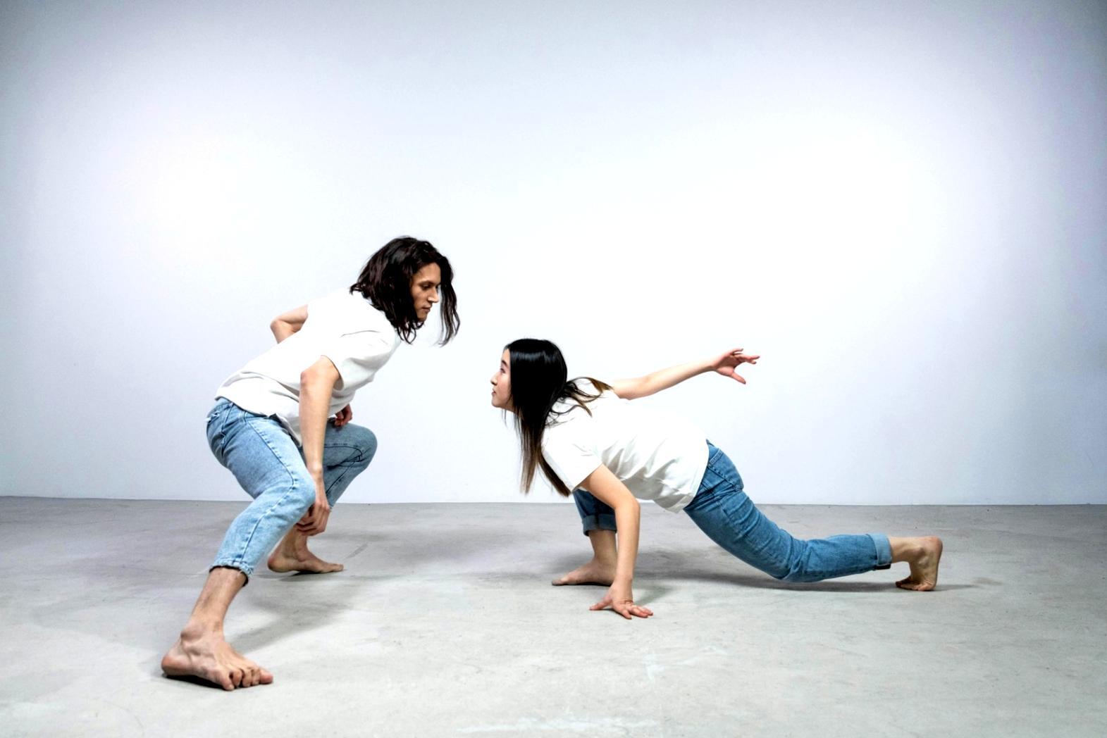 Gruppo di danzatori durante esercizi di tecnica contemporanea